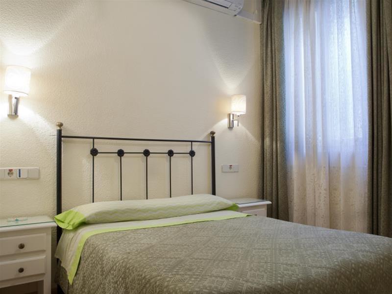 Hostal Los Alpes Madrid Eksteriør billede