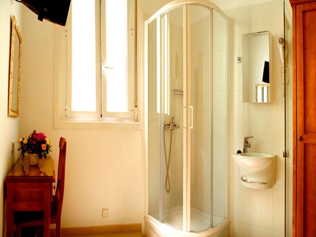 Hostal Los Alpes Madrid Værelse billede