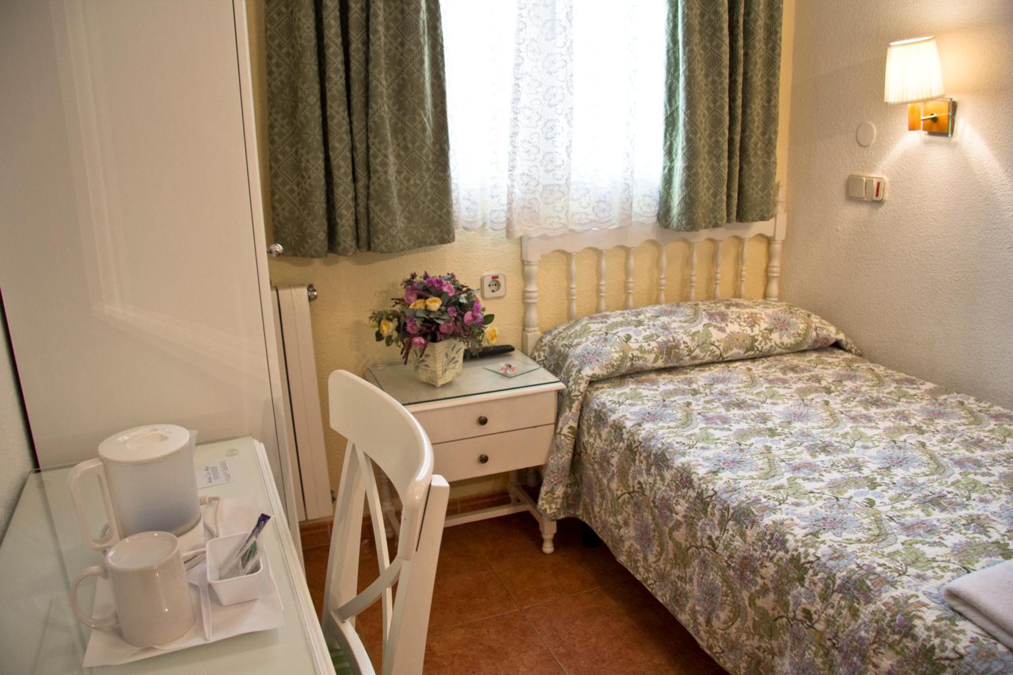 Hostal Los Alpes Madrid Værelse billede