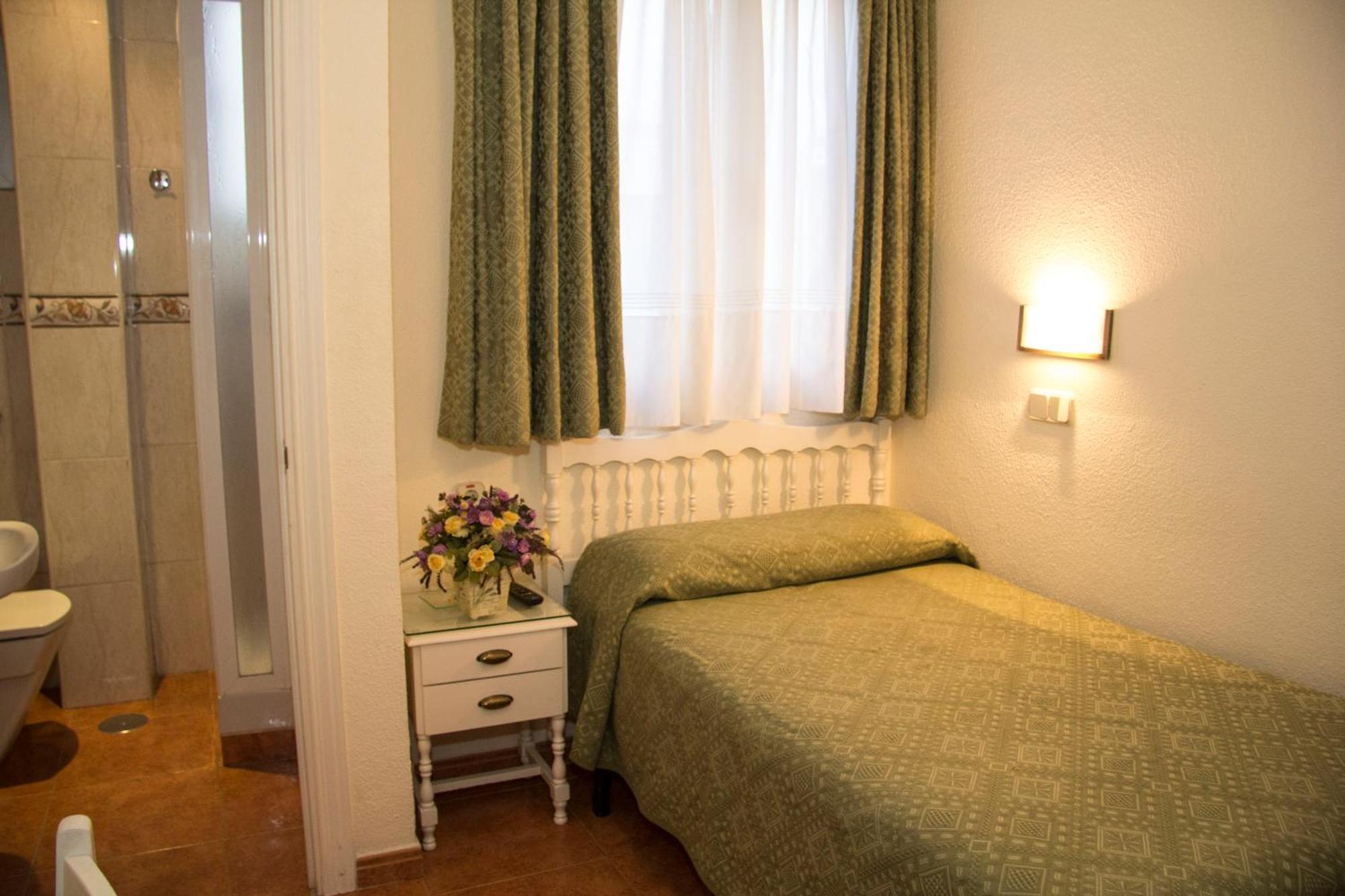 Hostal Los Alpes Madrid Værelse billede