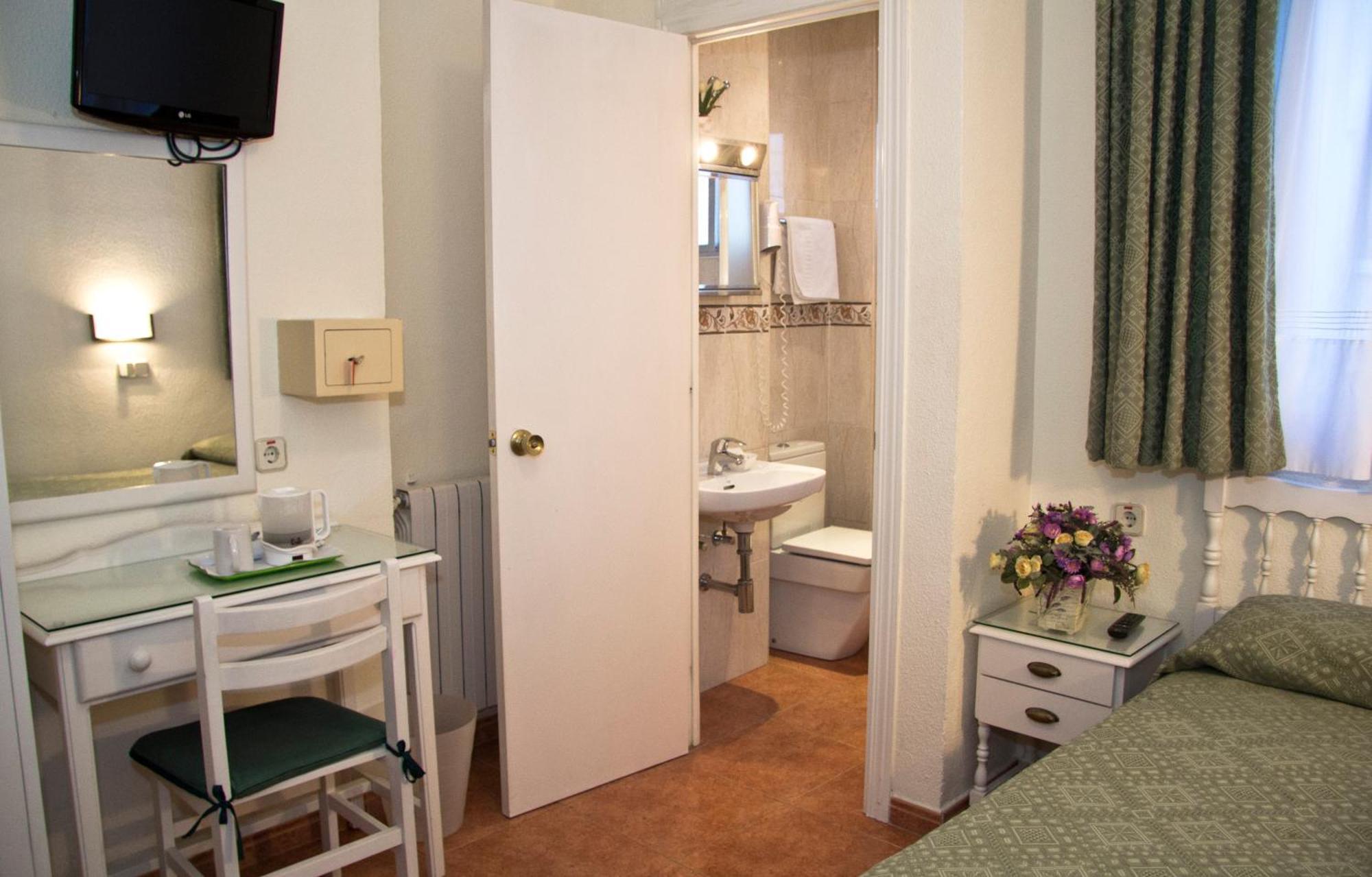 Hostal Los Alpes Madrid Værelse billede