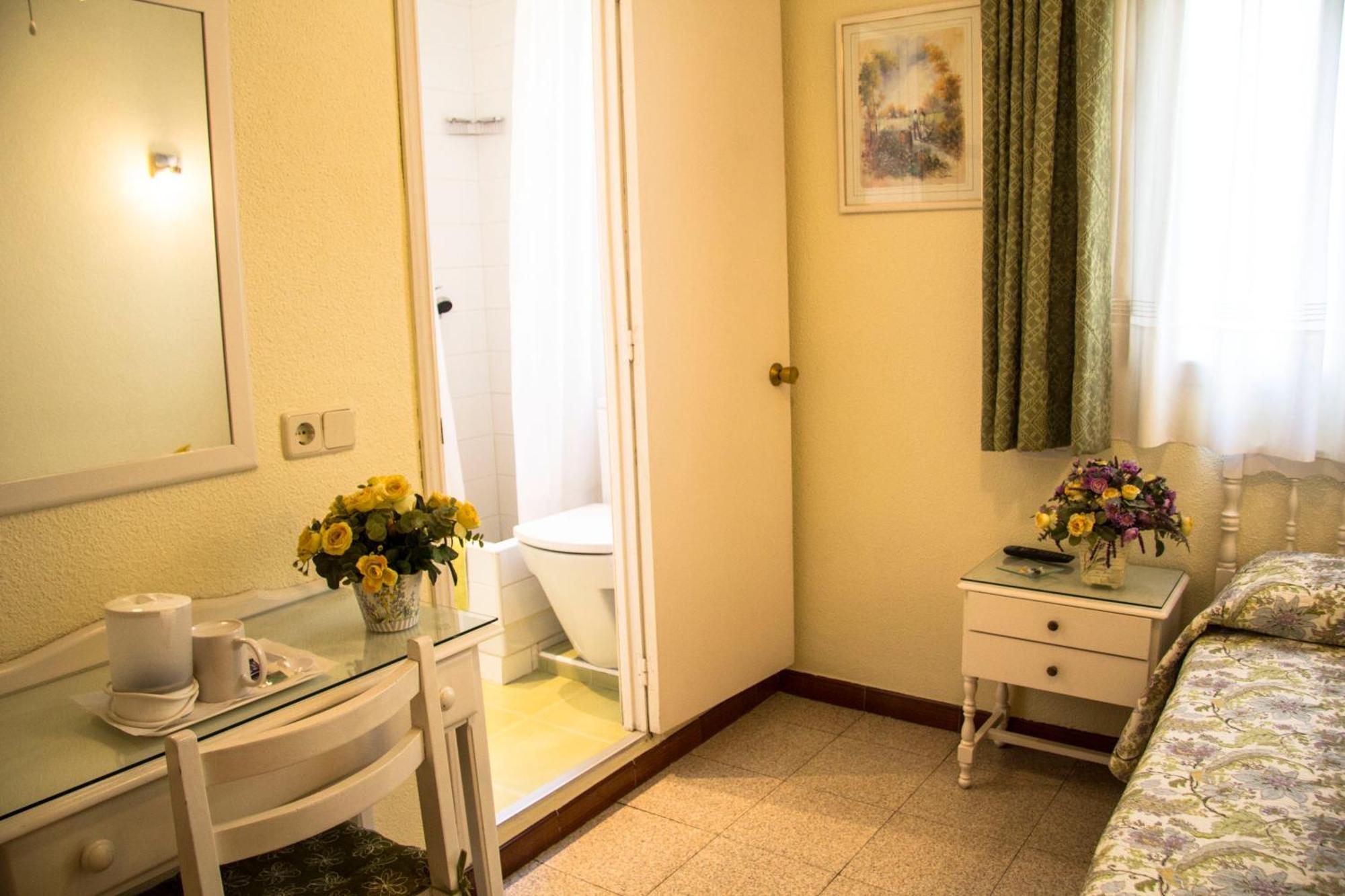 Hostal Los Alpes Madrid Værelse billede