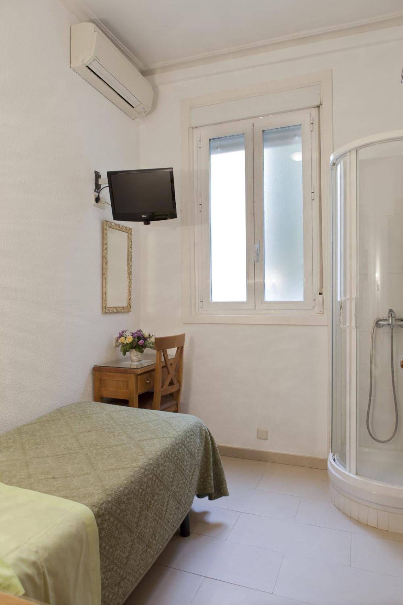 Hostal Los Alpes Madrid Værelse billede
