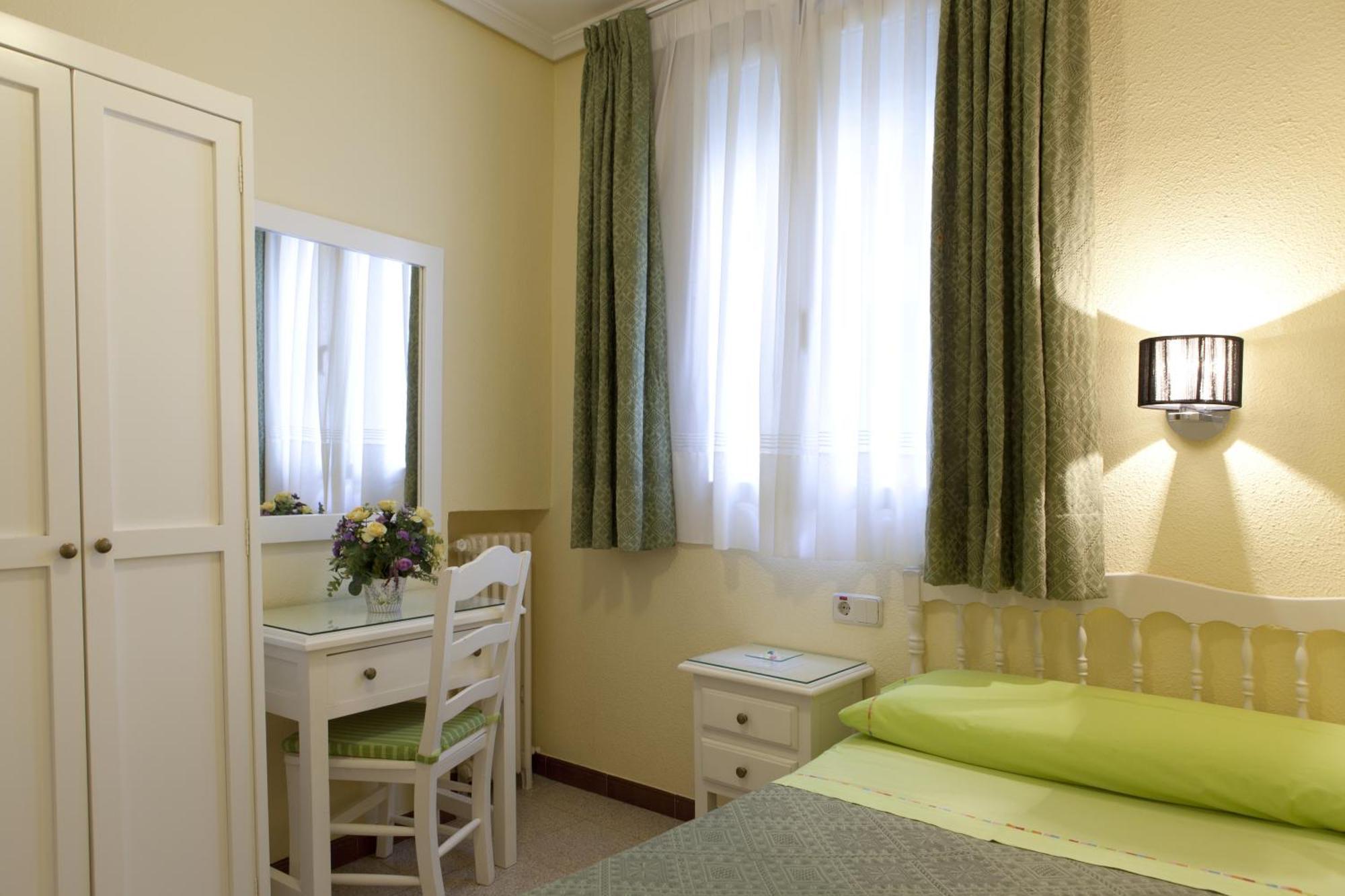 Hostal Los Alpes Madrid Værelse billede