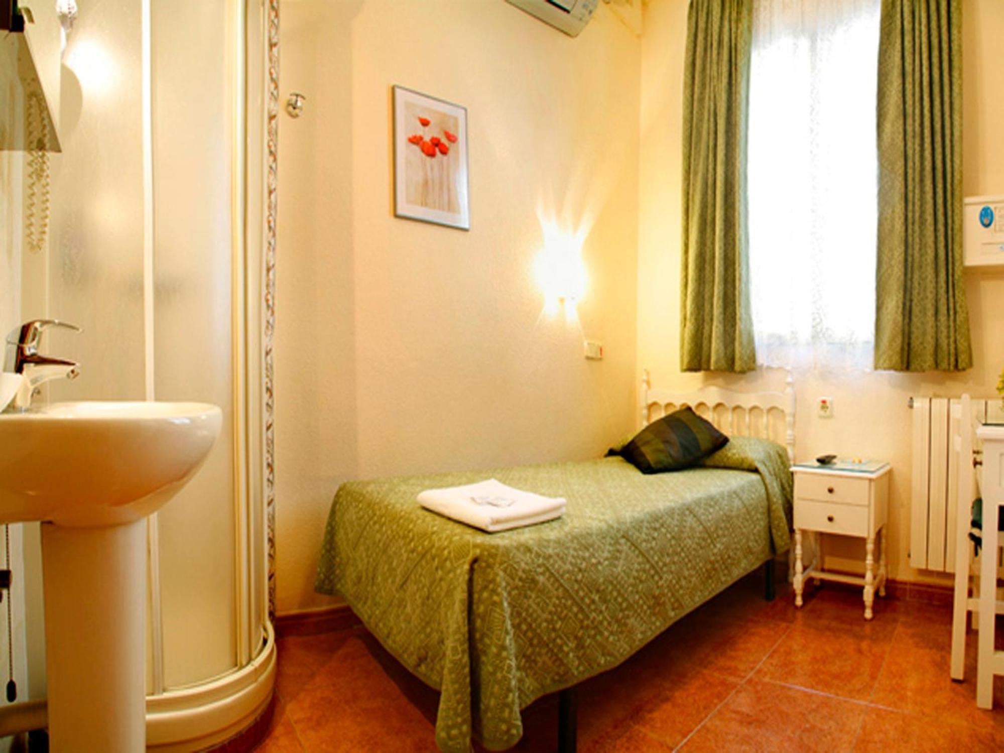Hostal Los Alpes Madrid Værelse billede