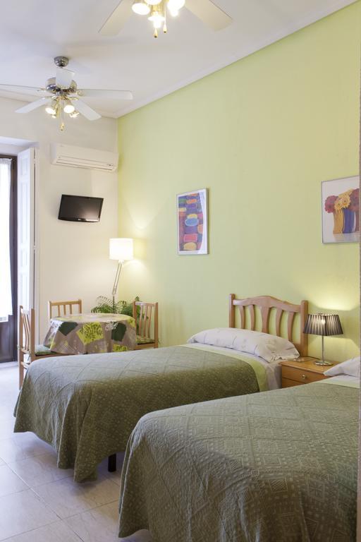 Hostal Los Alpes Madrid Eksteriør billede