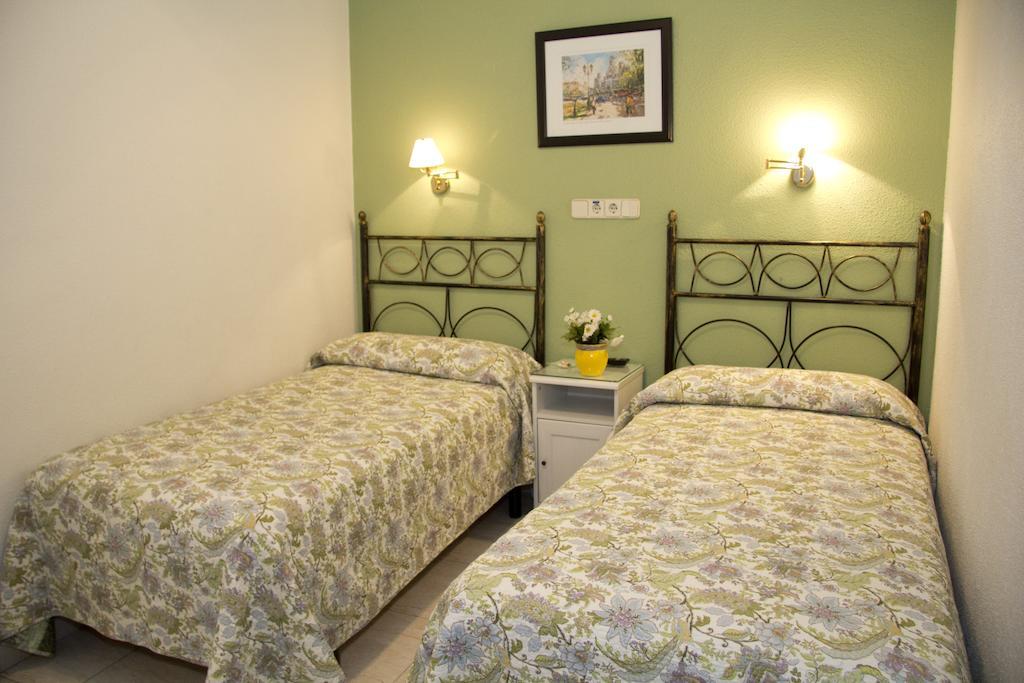 Hostal Los Alpes Madrid Eksteriør billede