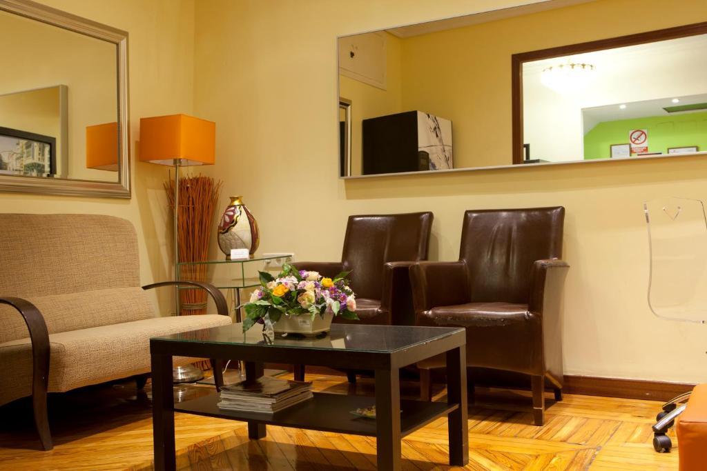 Hostal Los Alpes Madrid Eksteriør billede