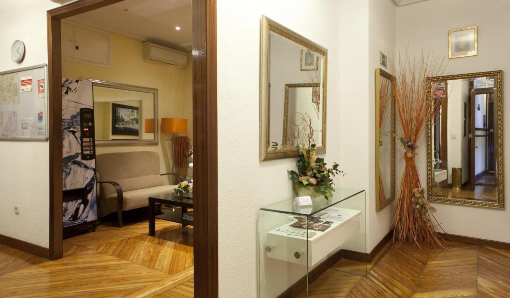 Hostal Los Alpes Madrid Eksteriør billede