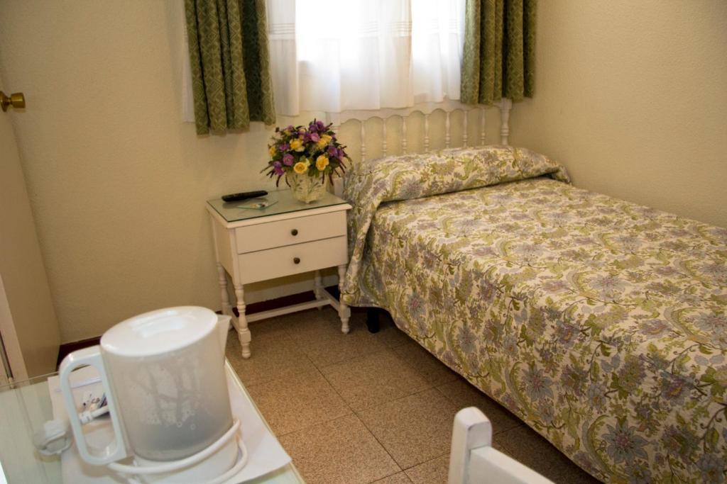 Hostal Los Alpes Madrid Eksteriør billede