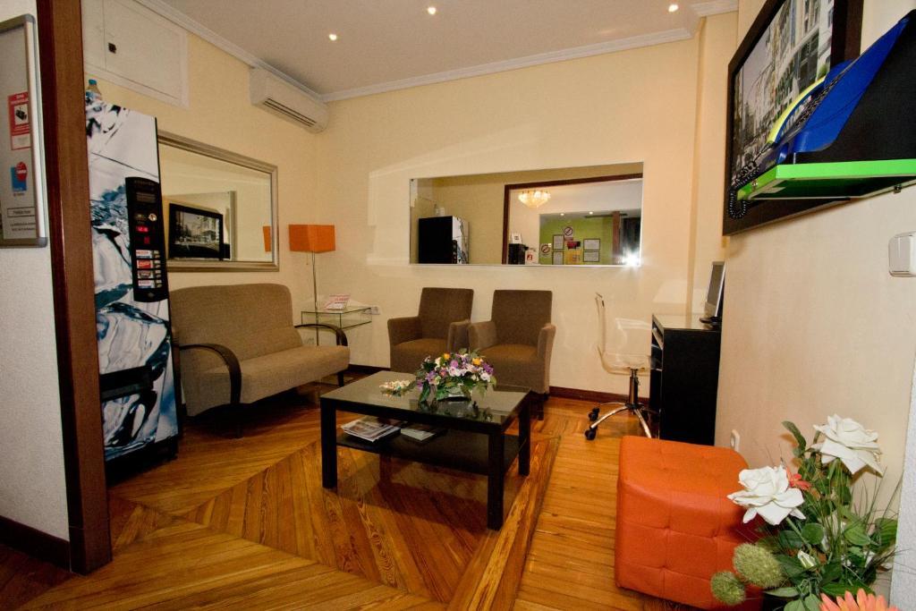 Hostal Los Alpes Madrid Eksteriør billede