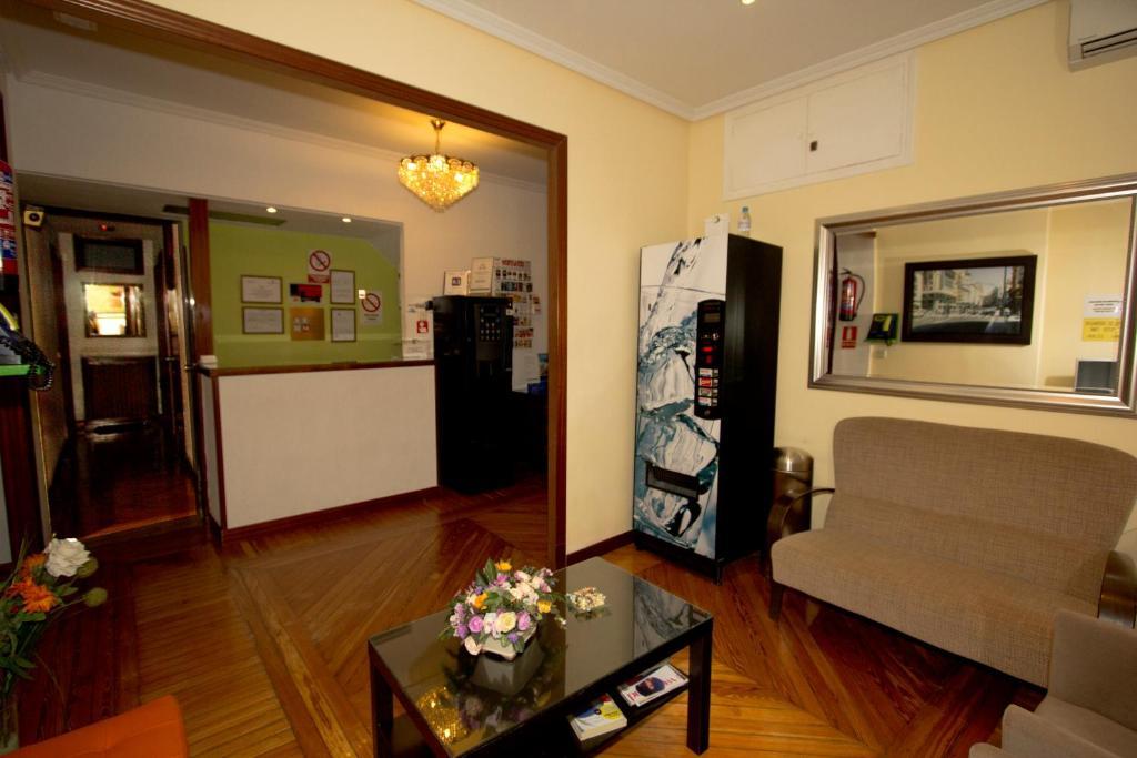 Hostal Los Alpes Madrid Eksteriør billede