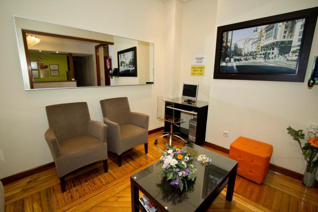 Hostal Los Alpes Madrid Eksteriør billede