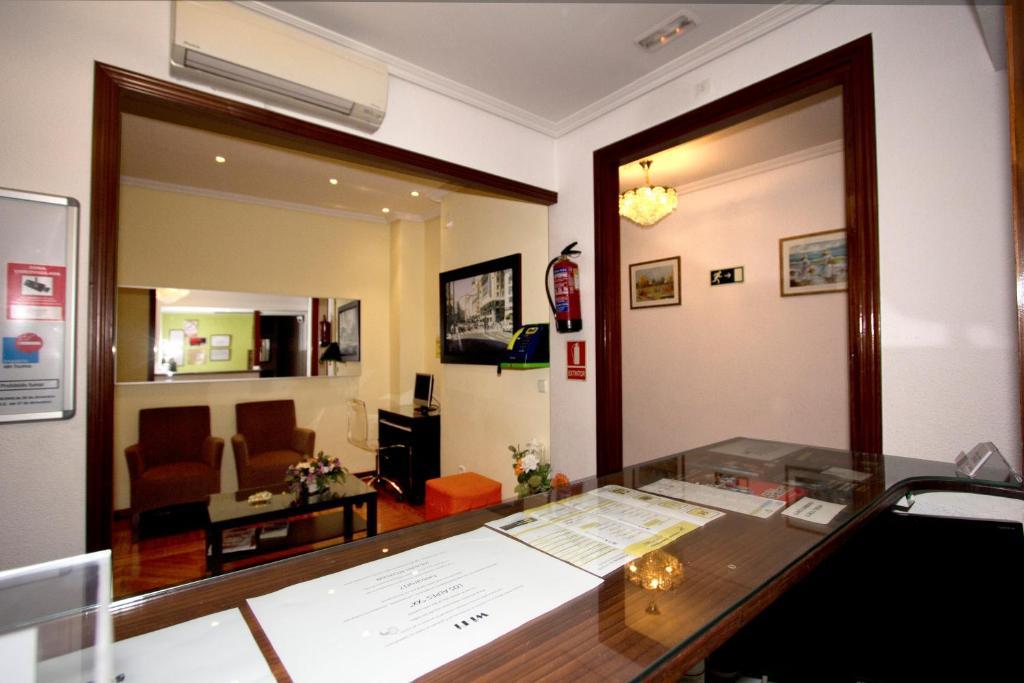 Hostal Los Alpes Madrid Eksteriør billede